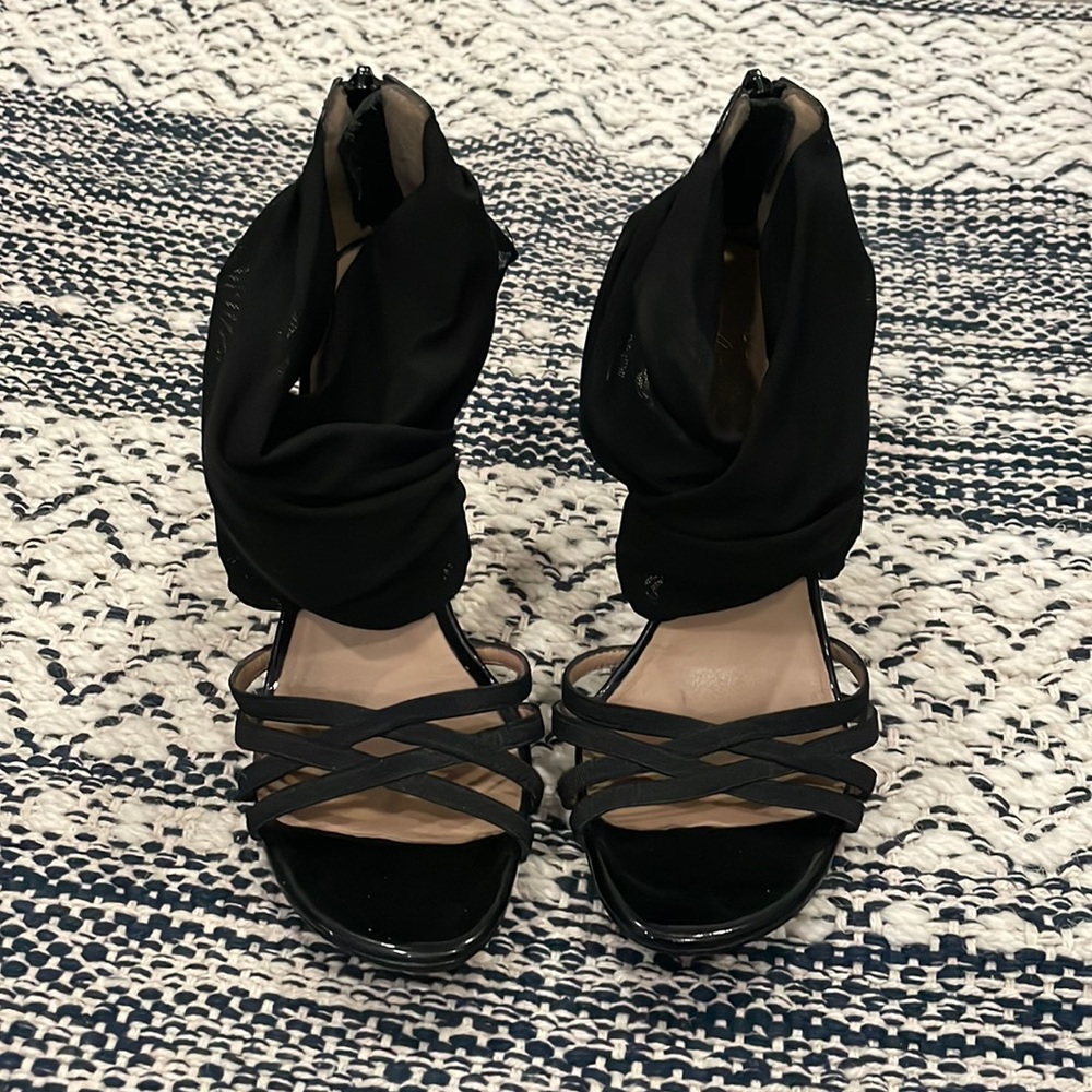 Donald Pliner black design heels